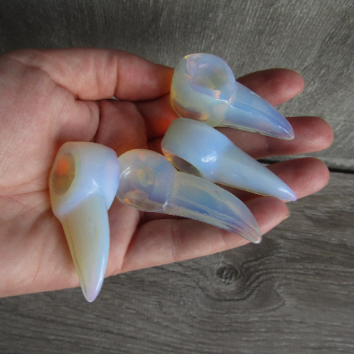 Gemstone Raven Skull Figurine – Carved Crystal Decor
