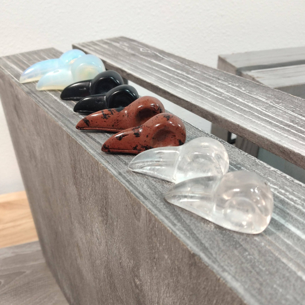 Gemstone Raven Skull Figurine – Carved Crystal Decor