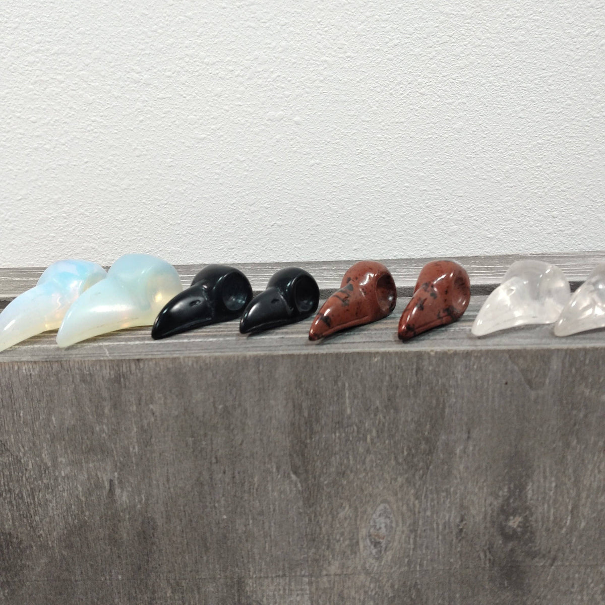 Gemstone Raven Skull Figurine – Carved Crystal Decor