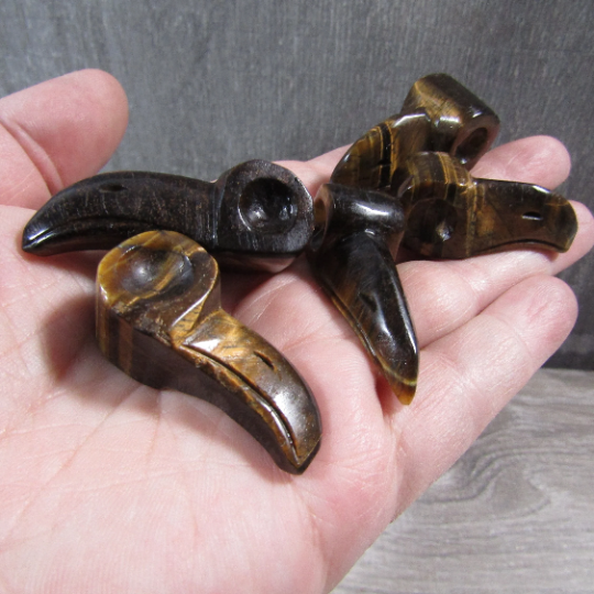 Gemstone Raven Skull Figurine – Carved Crystal Decor